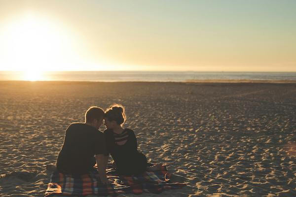 Homem e mulher em frente ao horizonte.